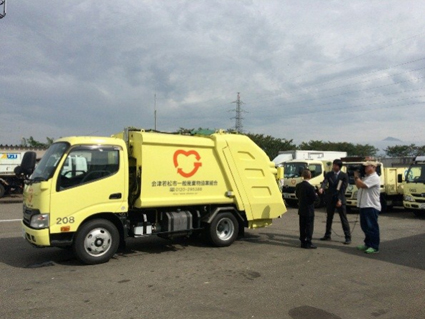 日本媒体现场采访中联重科垃圾压缩车交接仪式