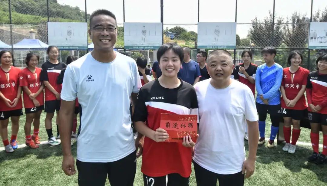京企捐助一年 足球少女圆大学梦